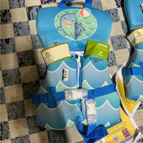 2 New infant Speedo life jackets up to 30lbs - Picture 4 of 5